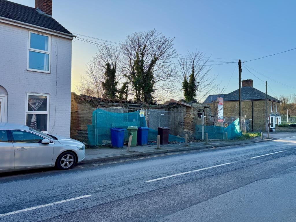 Lot: 42 - PLANNING PERMISSION FOR A PAIR OF HOUSES - Site with planning